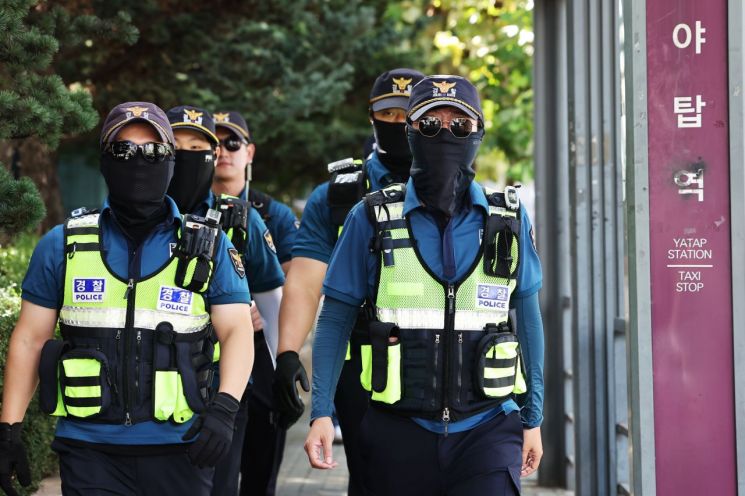 지난 9월께 흉기 난동 예고 글이 올라온 경기도 성남시 수인분당선 야탑역에서 23일 오후 경찰이 순찰하는 모습. 연합뉴스