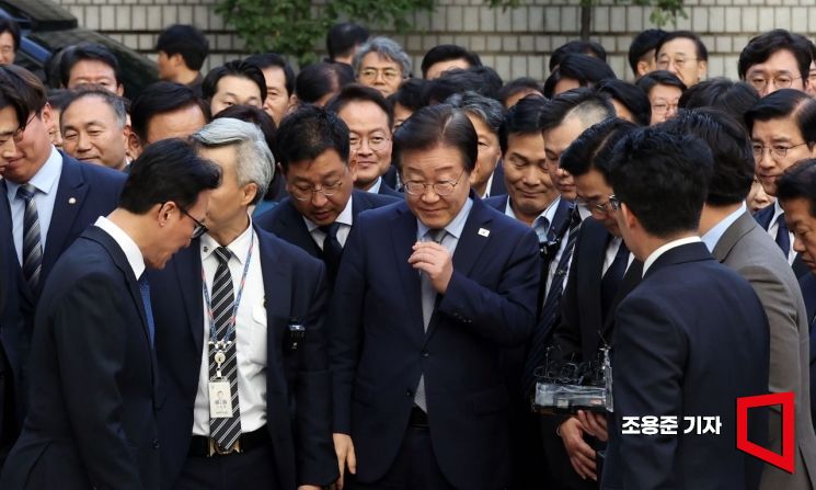 공직선거법상 허위사실 공표 혐의를 받는 더불어민주당 이재명 대표가 15일 서울 서초구 서울중앙지법에서 열린 1심 선고공판에 출석하고 있다. 조용준 기자