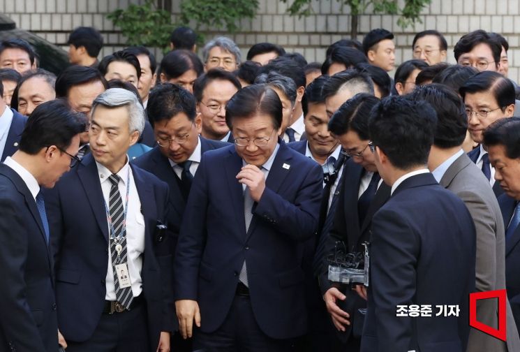 공직선거법상 허위사실 공표 혐의를 받는 이재명 전 더불어민주당 대표가 15일 서울 서초구 서울중앙지법에서 열린 1심 선고공판에 출석하고 있다. 조용준 기자