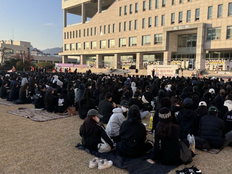 [르포]"독단적 남녀공학 전환 반대"…검은 옷 입은 성신여대 학생들