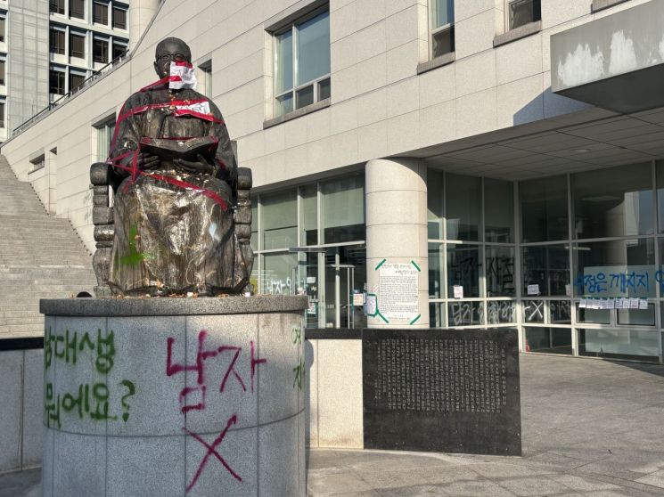 [르포]"독단적 남녀공학 전환 반대"…검은 옷 입은 성신여대 학생들