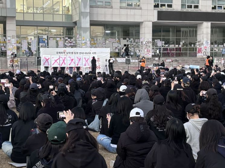 [르포]"독단적 남녀공학 전환 반대"…검은 옷 입은 성신여대 학생들