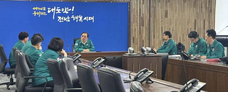 전남도가 15일 상황판단 회의를 갖고 고병원성 조류인플루엔자 확산 방지에 전 행정력을 투입하는 등 대책 마련에 착수했다. 전남도 제공