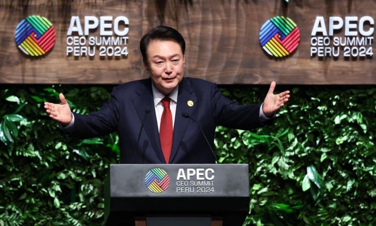 31차 아시아태평양경제협력체(APEC) 정상회의 참석차 페루를 방문한 윤석열 대통령이 15일(현지시간) 리마 국립대극장에서 APEC CEO 서밋 기조연설을 하고 있다. 연합뉴스