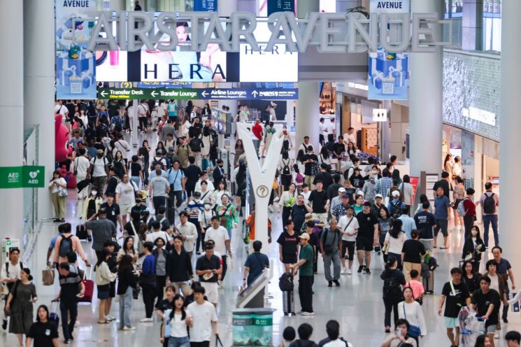 인천국제공항 제1여객터미널 면세구역이 여행객 등으로 붐비고 있다. 연합뉴스