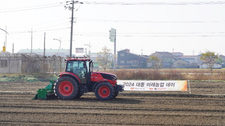 13일 전북 김제시 일대에서 개최된 대동의 ‘2024 대동 미래농업 데이’에서 사람이 탑승 조작을 하지 않아도 되는 무인 농작업 트랙터 시연을 하고 있다. 대동 제공