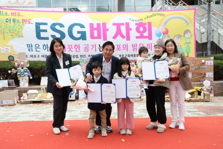 "나눔도 연습이 필요"... 박강수 마포구청장 어린이집 연합회 바자회 참석