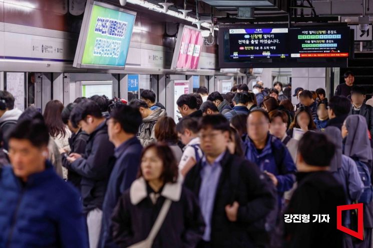 "지하철 너무 더워요" "에어컨 꺼주세요"…4월부터 폭주하는 냉방 민원