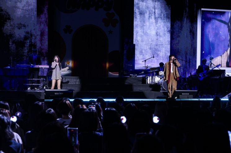 "아미와 함께라서"…방탄소년단 진, 첫 솔로앨범 '해피' 팬 쇼케이스