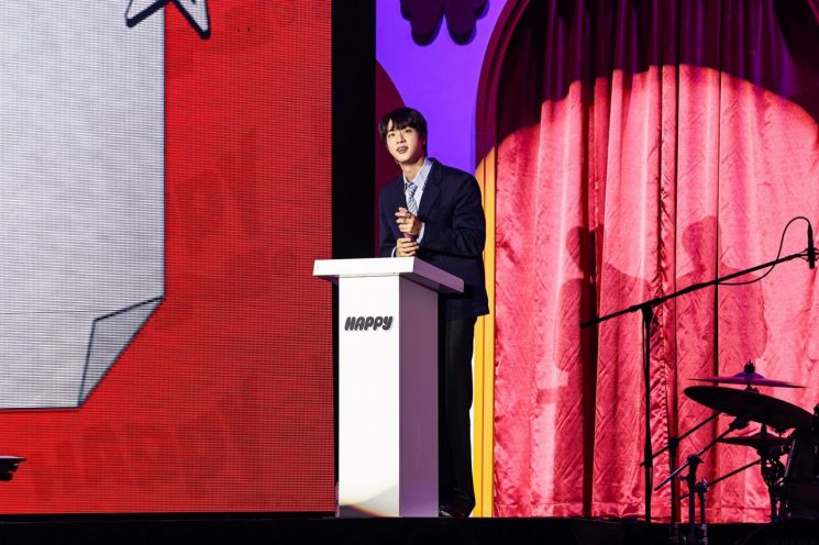 "아미와 함께라서"…방탄소년단 진, 첫 솔로앨범 '해피' 팬 쇼케이스