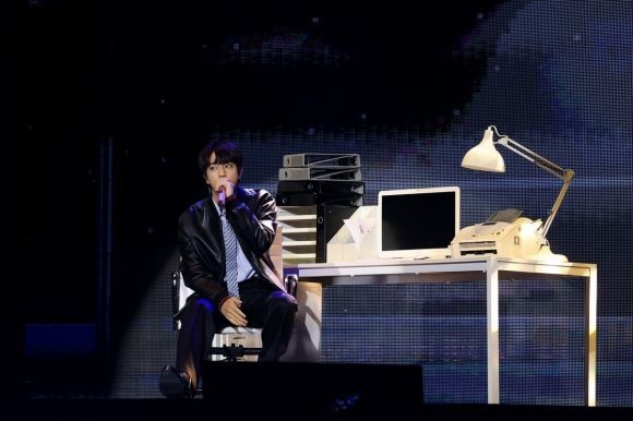 "아미와 함께라서"…방탄소년단 진, 첫 솔로앨범 '해피' 팬 쇼케이스