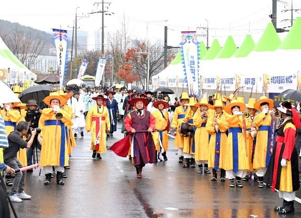 '2024년 제8회 파주목 봉황축제'가 지난 16일 파주향교 및 문화체육센터 일원에서 주민 1000여 명이 참석한 가운데 성황리에 열리고 있다. 파주시 제공