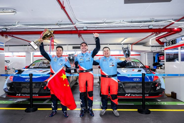 (사진 왼쪽부터) 2024 TCR 아시아 드라이버 부문 종합 우승자 장첸동(Zhang Zhen Dong), 2024 TCR 월드투어 드라이버 부문 종합 우승자 노버트 미첼리즈(Norbert Michelisz), 2024 TCR 차이나 드라이버 부문 종합 우승자 마틴 카오 (Martin Cao)가 트로피를 들고 기뻐하는 모습. 현대차 제공