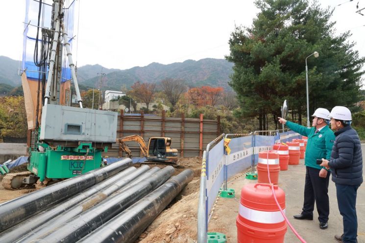 이승화 산청군수가 산청읍 내리육교 설치공사 현장 점검을 하고 있다.