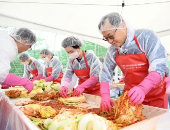 LS, 겨울김장 온기나눔 행사…명노현 부회장 등 4500포기 김장