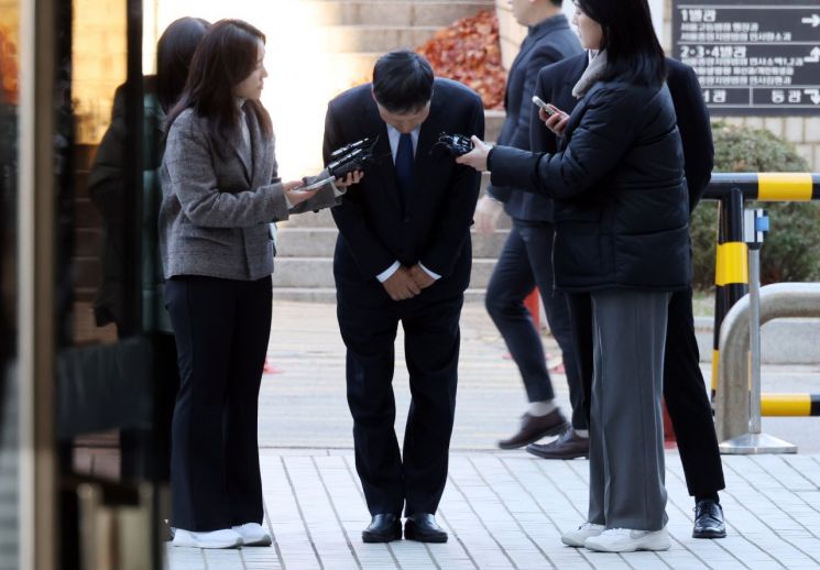 [포토] 법원 출석하며 고개 숙이는 구영배대표