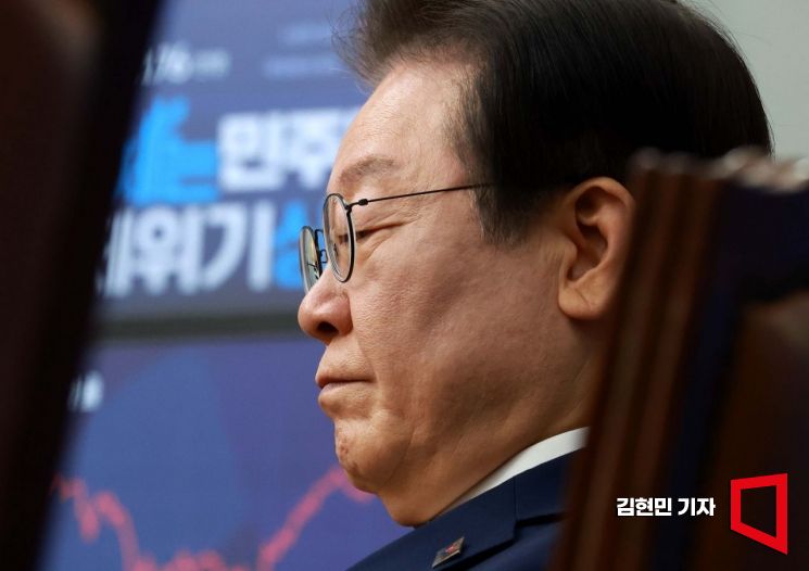 [포토] 굳은 표정 짓는 이재명 대표