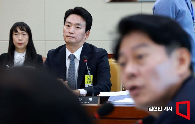 [포토] 자료 요청 발언 듣는 박장범 후보자
