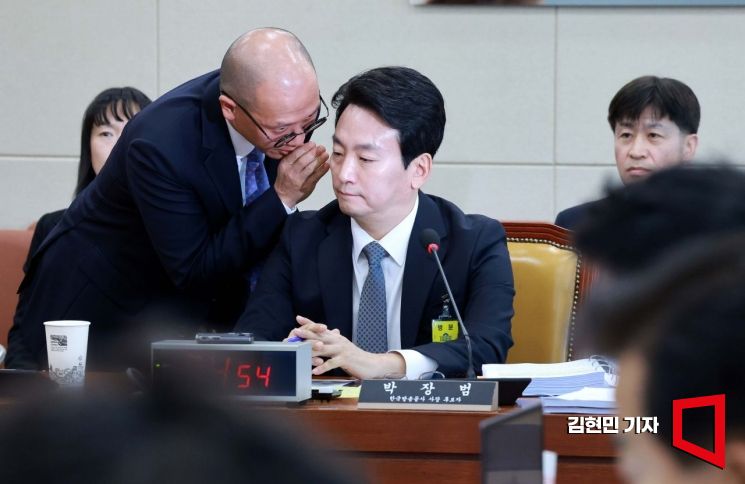 [포토] 보고 받는 박장범 KBS사장 후보자