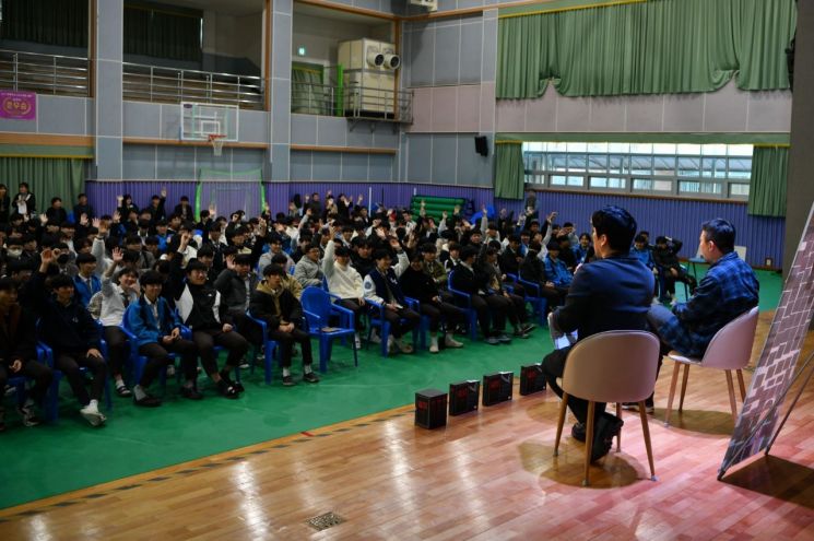 학생들이 장재현 감독에게 질문하기 위해 앞다퉈 손을 들고 있다. 영주시 제공