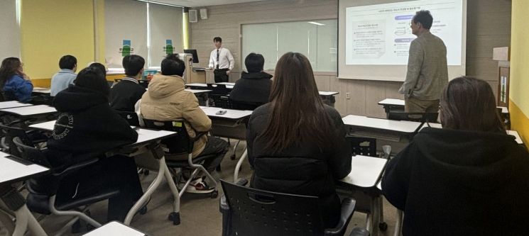 광주도시공사는 18일 광주대에서 ‘찾아가는 채용설명회’를 열고, 공공기관 채용 프로세스와 취업전략 등 지역 청년들에게 실질적으로 도움이 되는 정보를 제공했다. 광주도시공사 제공
