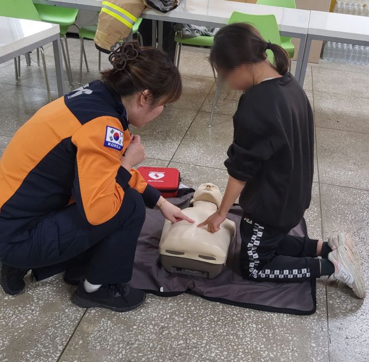 포천시가 포천소방서와 공동으로 지난 15일 포천시 아동양육시설에서 보호대상아동을 대상으로 소방 직업 체험과 심폐소생술 교육을 진행하고 있다. 포천시 제공