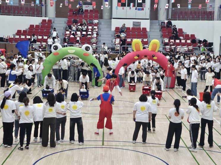 광주시가 0세아 전용 어린이집이 주관한 ‘부모와 교사가 함께하는 영아 놀이 체험’을 진행하고 있다. 경기 광주시 제공