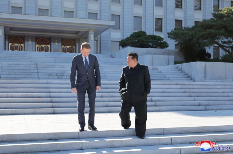 김정은 북한 국무위원장이 러시아 대표단을 이끌고 북한을 찾은 알렉산드르 코즐로프 천연자연부 장관을 접견하고 있다. 연합뉴스