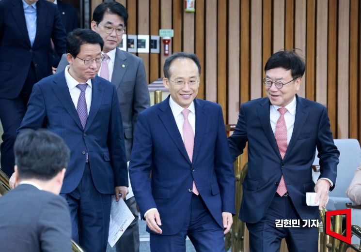 [포토] 원내대책회의 참석하는 추경호