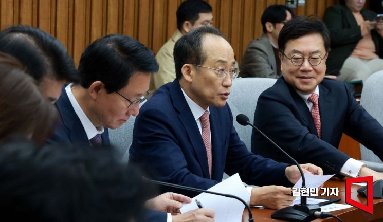 [포토] 추경호, '돈봉투 혐의' 野의원들 소환불응에 "침대축구 전술"
