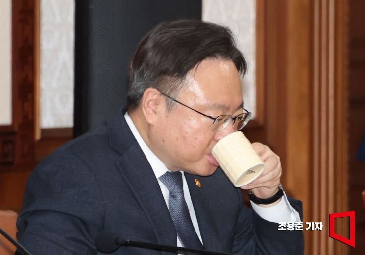 [포토] 음료 마시는 조규홍 복지부 장관