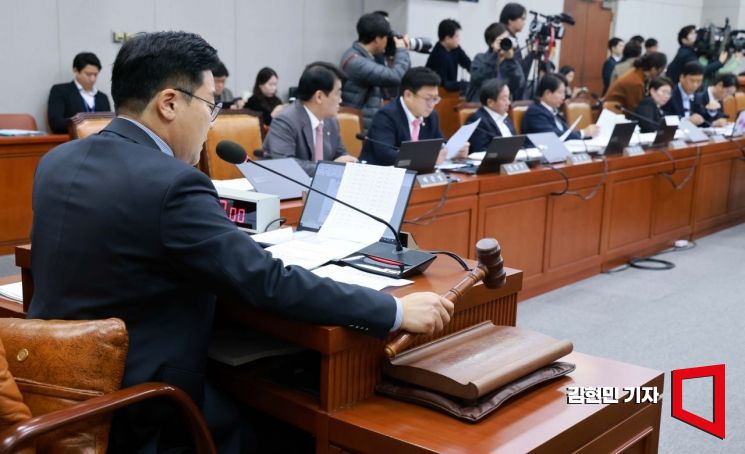 [포토] 의사봉 두드리는 박찬대 운영위원장