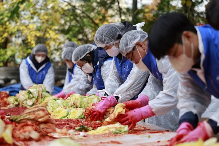 서울교통공사, 용답동 주민들과 김장...독거노인 등에 전달