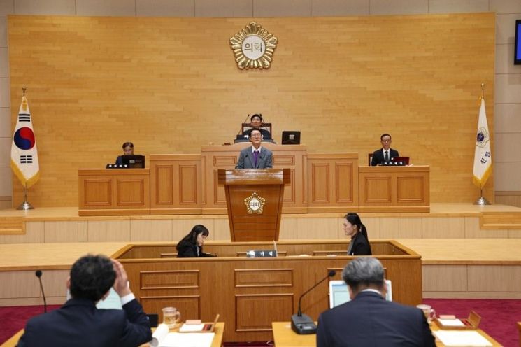 박우량 군수가 시정 연설을 하고 있다. 신안군 제공