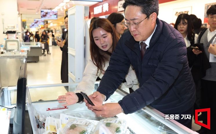 강도형 해양수산부 장관이 19일 서울 용산구 이마트 용산점에 마련된 수산물 이력제 홍보 부스에서 스마트폰을 이용해 수산물 이력을 조회하고 있다. 해수부는 김장철 수산물 소비를 촉진하고 국민 장바구니 부담을 완화하기 위해 온·오프라인 유통업체와 함께 '대한민국 수산대전-코리아 수산페스타' 행사를 진행하고 있다. 조용준 기자