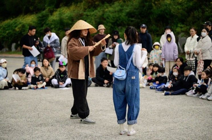 기장군이 도깨비 설화를 바탕으로 한 다양한 전래놀이와 산림문화 체험활동을 진행하고 있다. 기장군 제공