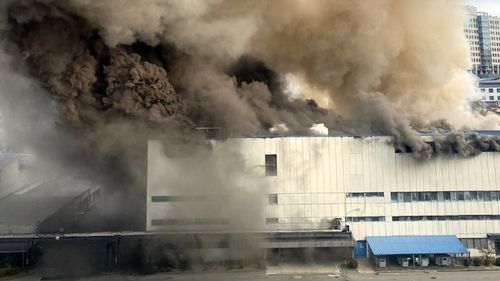 "어디서 타는 냄새가"…3시간 만에 진화된 수원 전자제품 공장 화재