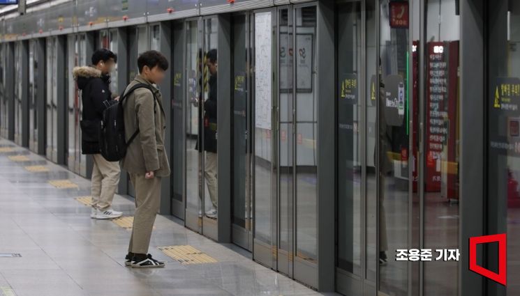 서울 5호선 광화문역에서 시민들이 지하철을 기다리고 있다. 조용준 기자