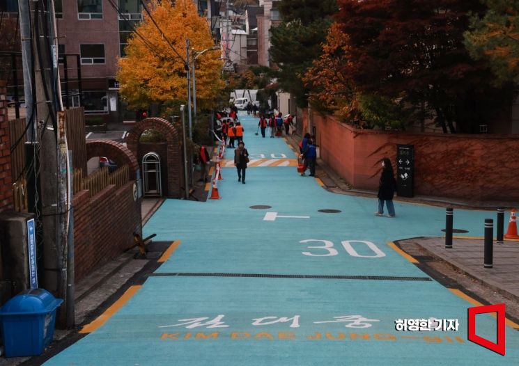 서울 마포구가 고 김대중 전 대통령 동교동 사저와 김대중도서관 주변 길을 김대중길로 명명한다고 밝히고 20일 명명식을 열었다. 사진 오른쪽이 김 전 대통령 사저다. 허영한 기자