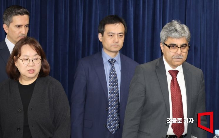 [포토] 브리핑 입장하는 IMF연례협의단
