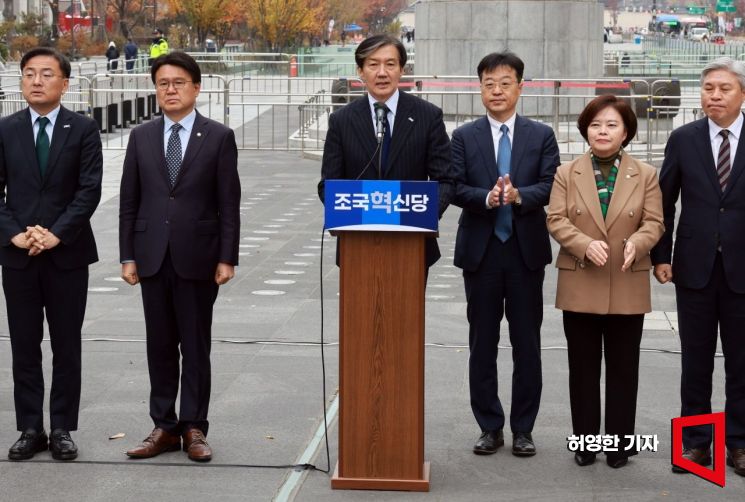 [포토] 대통령 탄핵소추안 초안 발표, 발언하는 조국 대표