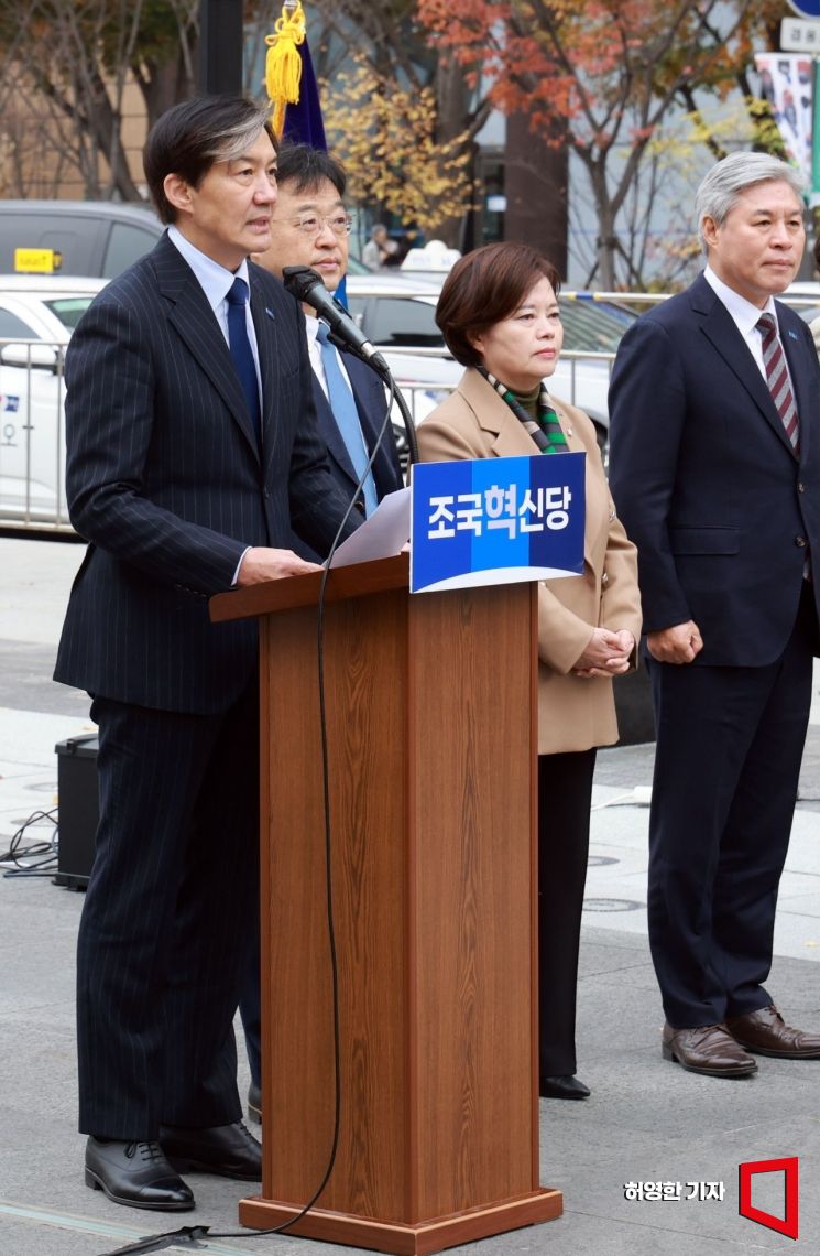 조국, 광화문 광장에서 '尹 탄핵소추안' 공개…15개 사유 담아