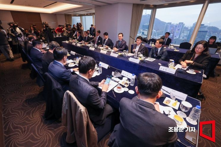 [포토] 반도체업계 간담회 참석한 안덕근 장관
