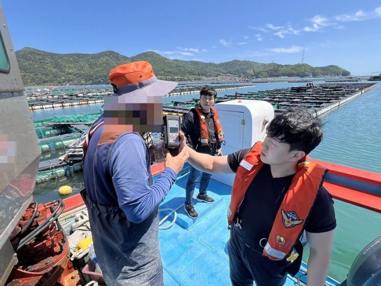 해양 경찰이 음주운항 단속을 하고 있다. 서해지방해양경찰청 제공