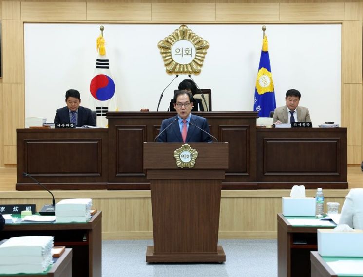 김희수 진도군수가 20일 진도군의회에서 시정연설을 하고 있다. 진도군 제공