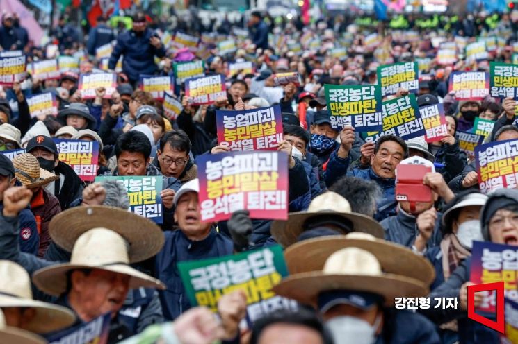 [포토] 쌀 수입 반대 촉구하는 농민들