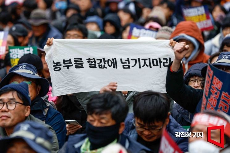 [포토] 전국농민총연맹, '농부를 헐값에 넘기지 마라!'