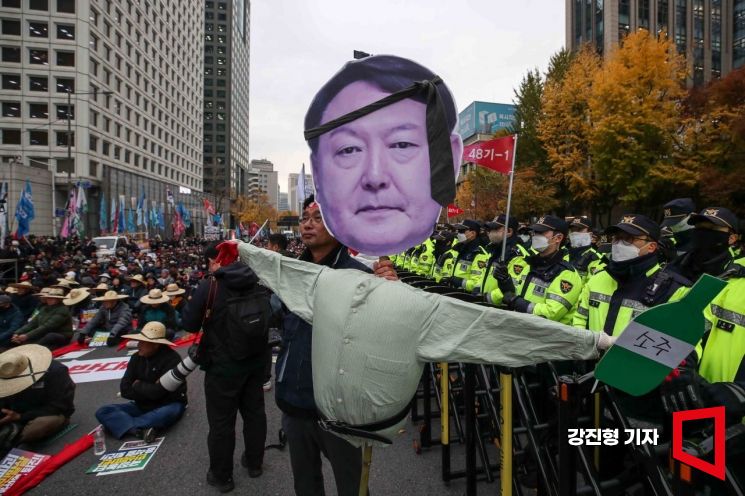 [포토] 농민집회에 등장한 윤석열 대통령 허수아비