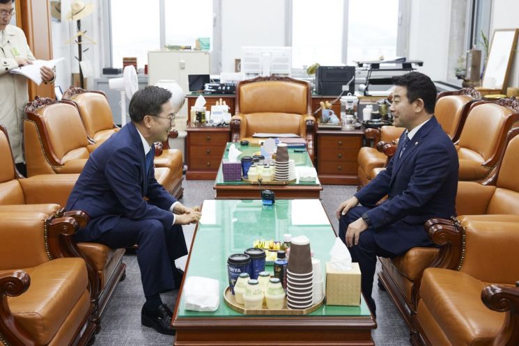 "국비 확보 잰걸음"…김동연, 예결위원장 만나 2972억 증액 요청