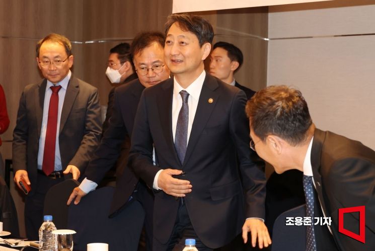 [포토] 회의 참석하는 안덕근 장관